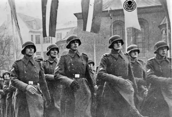 Défilé de soldats allemand sous la banière Cthulhu durant la seconde guerre mondiale